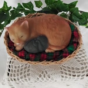 Vtg 'Christmas Around The World' Sleeping Orange Kitten & Mouse Figurine